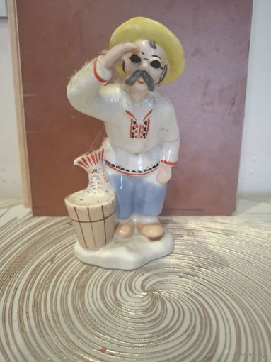 Фарфоровая статуэтка= рыбачок=зхк