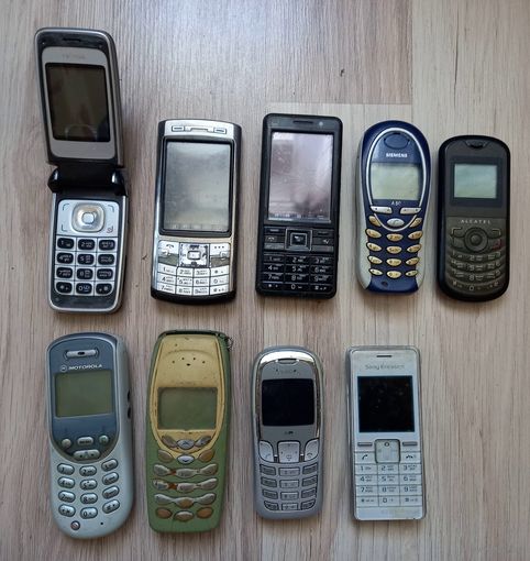 Мобильные телефоны кнопочные 9 штук