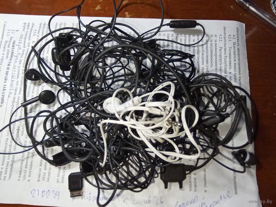 Наушники к телефонам разных марок . 10 шт .