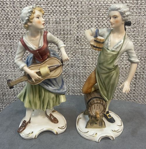 Фарфоровые статуэтки Goebel Германия. Пивовар и девушка музыкант. Высота 18 см.