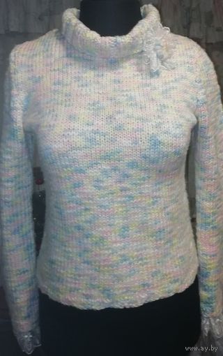 Нежный свитерок ручной вязки, тёплый, мягкий, 44 размера.свитер одет на манекен 46 размера.