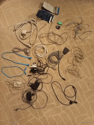 Набор проводов, кабелей и зарядных.