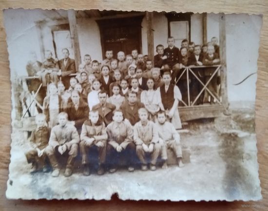 Фото учителей и учеников  5 класса сельской школы. 1948 г. 8х10 см.