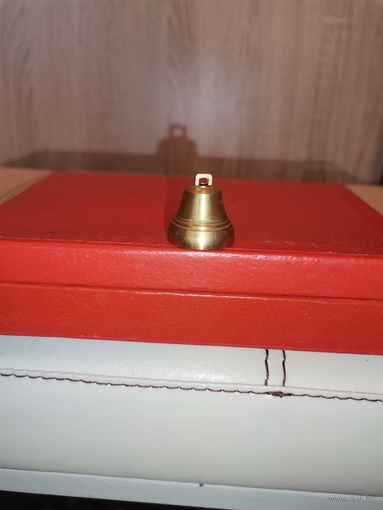 Миниатюрный латунный колокольчик, высота 2.5 см., рабочий.