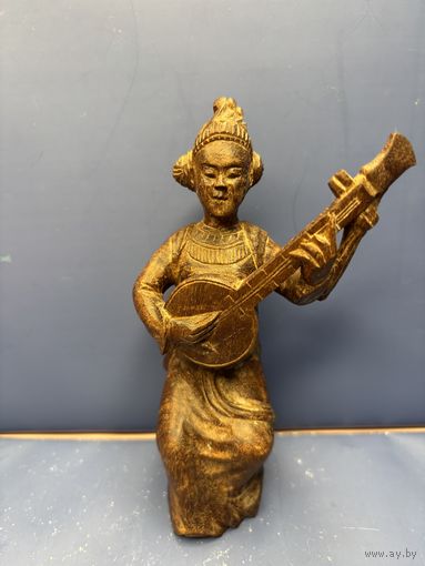 Статуэтка деревянная богиня искусства