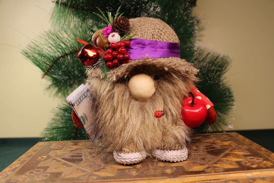 "Денежный домовой".