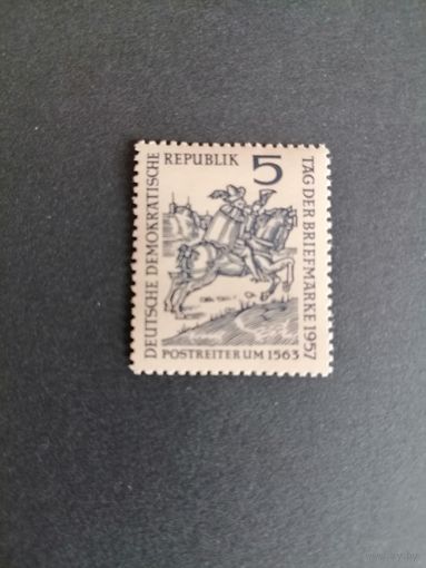 ГДР 1957 Марка "День почтовой марки" (чистая* с клеем и следом от наклейки) Mi.600 каталог 0.70 евро