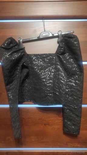 Стильный топ H&M р. XS, черный с перламутром. Отличное состояние. Длина от груди до низа 33 см, ПОгруди 40 см. Сбоку на замке.