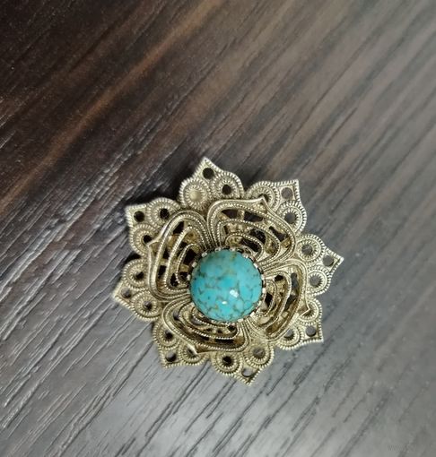 Брошь винтажная эпохи СССР выполнена в технике филиграни с имитацией бирюзы в центре .