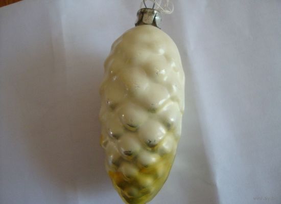 Елочная игрушка шишка в снегу
