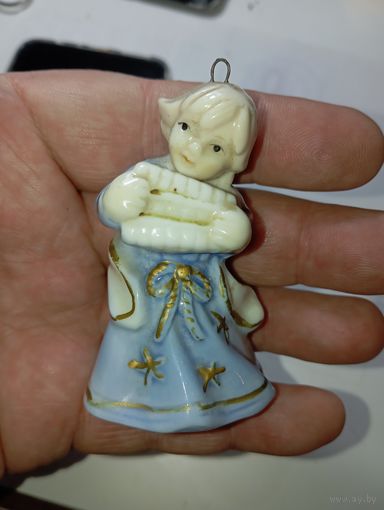 Фарфоровая статуэтка ( колокольчик ) девочка с гармошкой  .