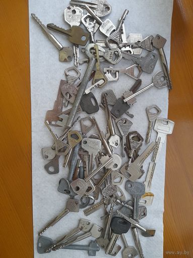 Ключи от замков 70 шт