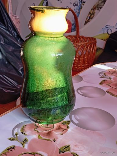 Старинный керамический кувшин .