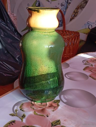 Старинный керамический кувшин .