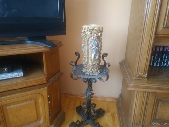 Свеча на кованной подставке