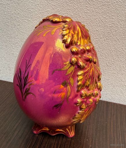 Декоративное яйцо, выполненное в стиле, вдохновлённом коллекциями Фаберже.