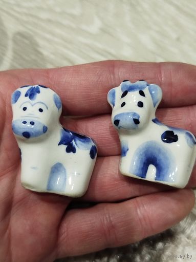 Две фарфоровых коровки,гжель,с рубля