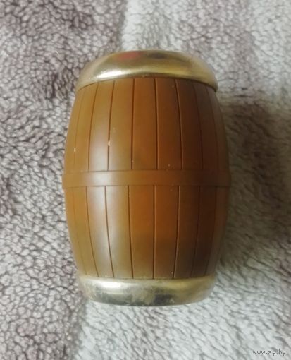 Бочонок со стопочками.