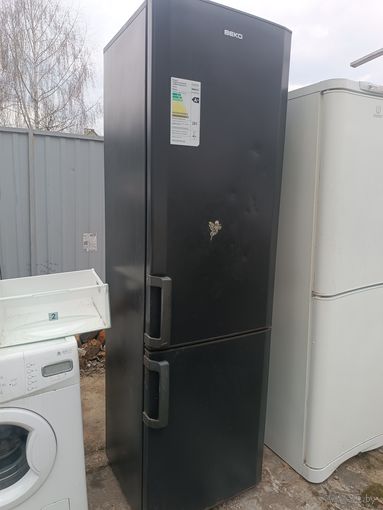 Огромный холодильник BEKO двухкамерный чёрный