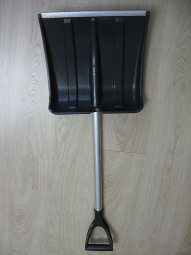 Автомобильная лопата для уборки снега с алюминиевым черенком и с алюминиевой планкой