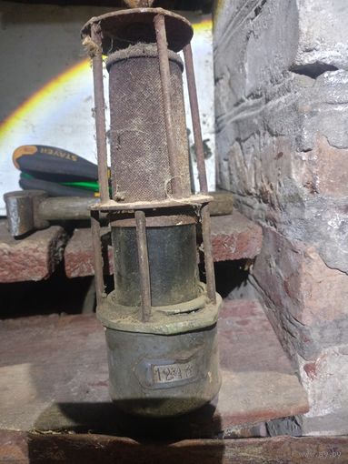 Старинная шахтерская лампа