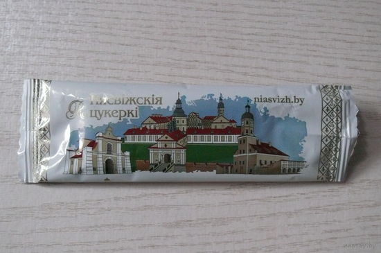 Фантик-шелестяшка от конфеты -- "Нясвiжскiя цукеркi", Красная Шапочка (РБ, Коммунарка; 40 г, 2023г.)