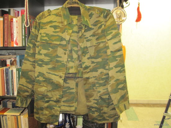Костюм(китель и штаны) камуфлированный на 50/4 размер.