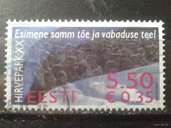 Эстония 2007 Демонстрация против пакта Гитлера-Сталина на фоне гос. флага