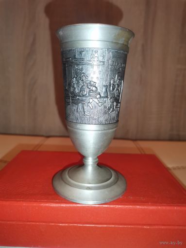 Оловянный, сюжетный кубок, высота 11.5 см., клеймо, объём 100-150 мл.