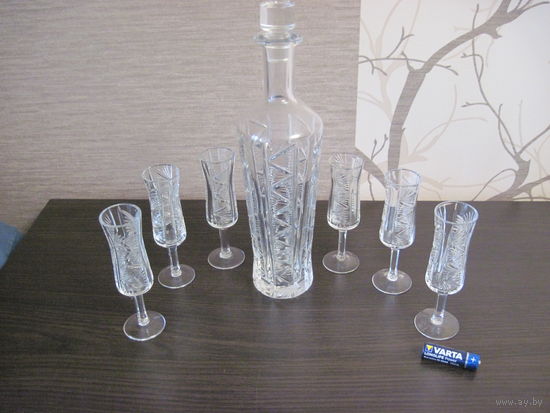 Хрустальный графин и рюмки.