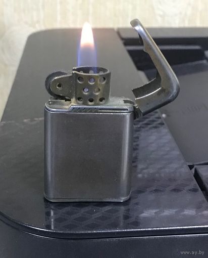 Зажигалка газовая винтажная старая. Исправна. Новый кремень zippo. Заправлена. Не травит