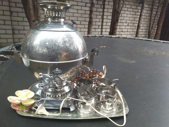 Самовар , поднос, подстаканники.Состояние нового!