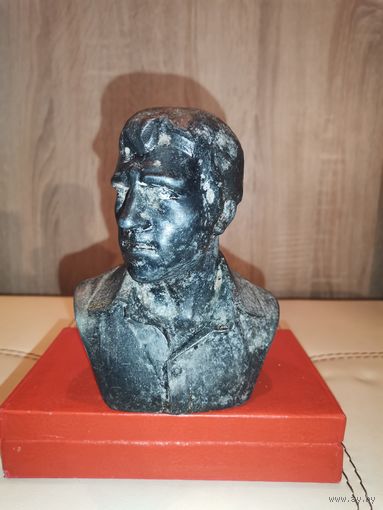 Бюст "Высоцкого", силумин, времён СССР, высота 14.5 см., состояние оценивайте по фото.
