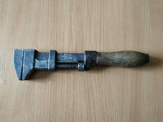Старинный разводной гаечный ключ-молоток.