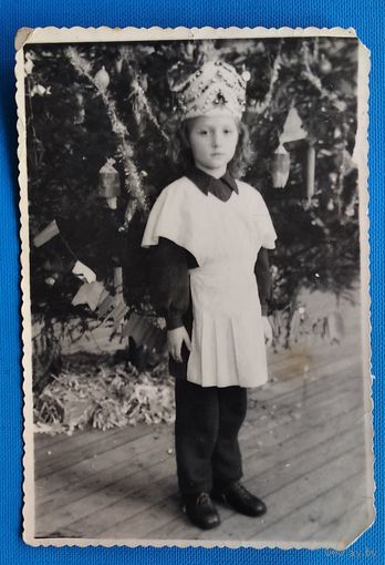 Фото девочки на новогоднем утреннике. 1953 г. 8х12 см.