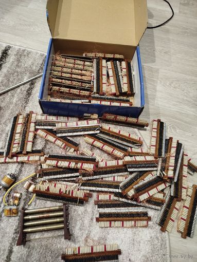 Большое количество каких то радиодеталей,больше 4 кг,с рубля