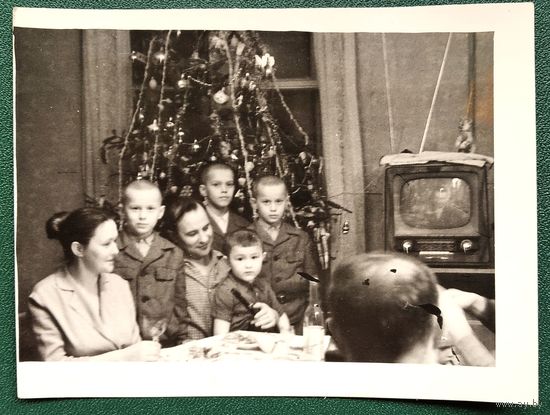 Фото из СССР. Встреча Нового года. Телевизор. 8.5х13.5 см