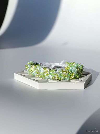 Широкий вязаный браслет из бисера