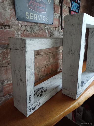 Полки из деревянного бруса.