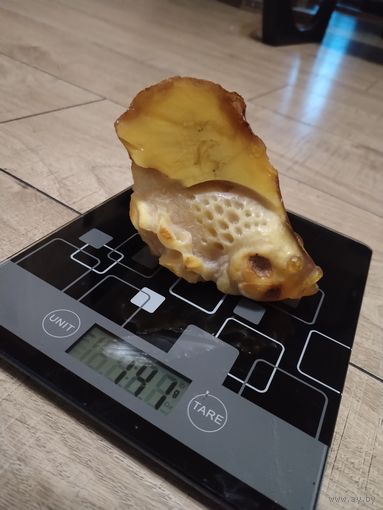 Янтарь самородок. Пейзажный+ подставка морёный дуб. 140г.