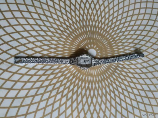 Часы наручные с браслетом ЛУЧ , 17 камней, тикают. Состояние на скане.