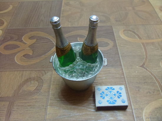 Две бутылки шампанского в ведре.