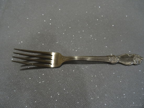 Вилка,модель "Чайная роза", довольно редкая, винтаж  СССР, нейзильбер, клеймо МНЦ, г.Кольчугино, длина 21,5 см.