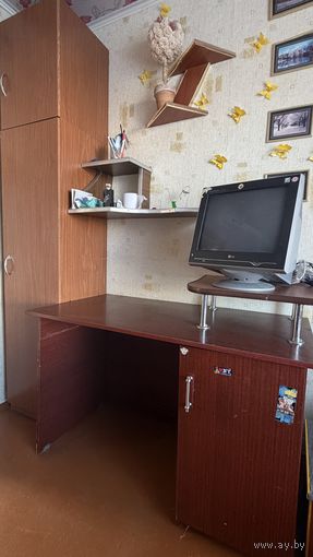 Компьютерный стол с подставкой для монитора