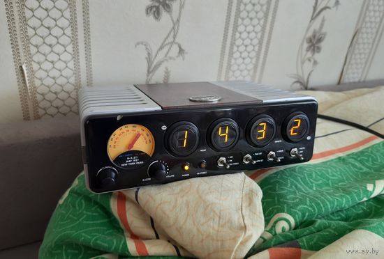 Радио-часы-будильник, оригинальный аппарат.