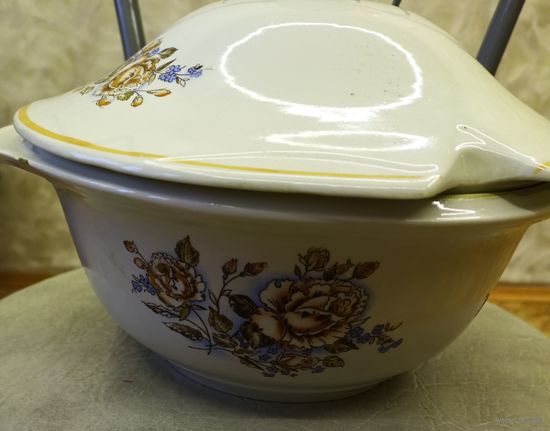 Супница  Добрушский фарфоровый завод с небольшим дефектом.