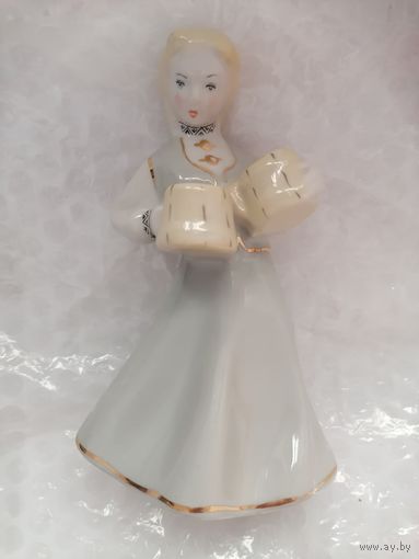 Девушка с кружками. Рига.