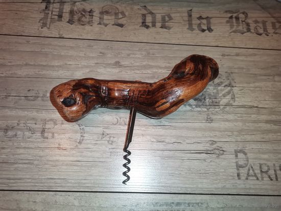Винтажный штопор с ручкой из виноградной лозы.