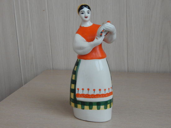 Статуэтка "Девушка с куманцом" Полонне 1973-91г.