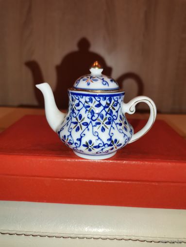 Миниатюрный, фарфоровый чайник, высота 7 см., клеймо, без сколов и трещин.